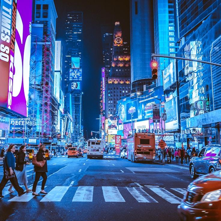 Parents evaluating schools in France